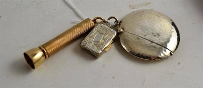 Lot 130 - A 9ct gold Mordan cigar punch, silver vesta and a silver vinaigrette