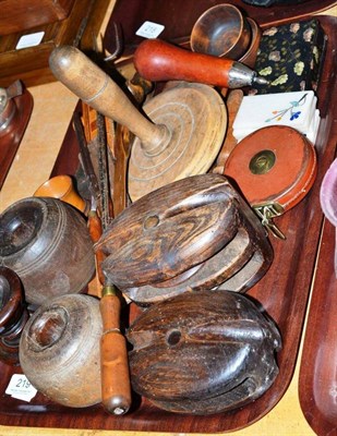 Lot 219 - A tray of treen