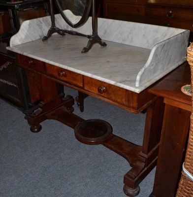 Lot 475 - A marble topped mahogany washstand