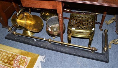 Lot 485 - A cast iron and brass fireguard, a brass coal scuttle, a trivet and a brass and copper jardiniere