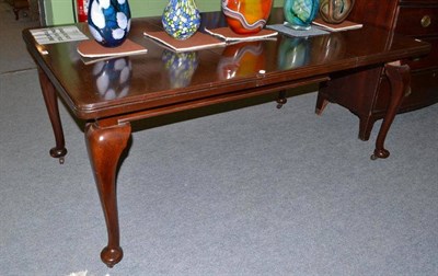 Lot 494 - A mahogany wind out dining table, including additional leaf and handle