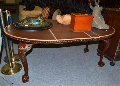 Lot 498 - A wind-out dining table with two leaves