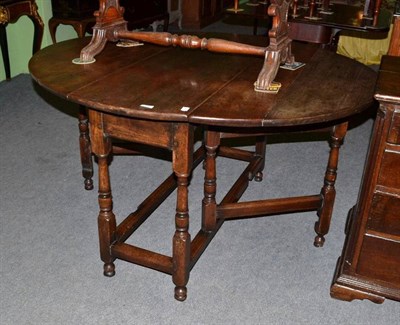 Lot 515 - A drop leaf dining table