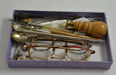 Lot 348 - A quantity of small silver and bijouterie including a Samson Morden & Co dip pen with mother of...