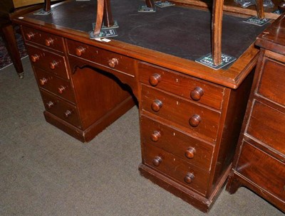 Lot 534 - A small kneehole desk