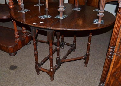 Lot 549 - An oak gateleg table