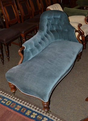 Lot 563 - A Victorian chaise longue