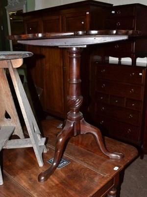 Lot 617 - A George III mahogany tilt top tripod table (a.f.)