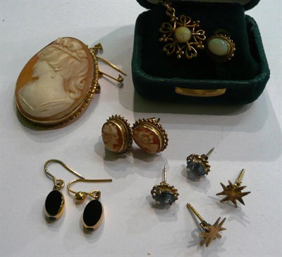Lot 77 - A 9ct gold mounted cameo brooch, assorted earrings and pendants