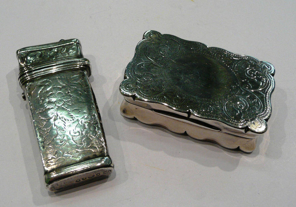 Lot 333 - A Georgian silver thumb lancet case with four lancets and a silver snuff box