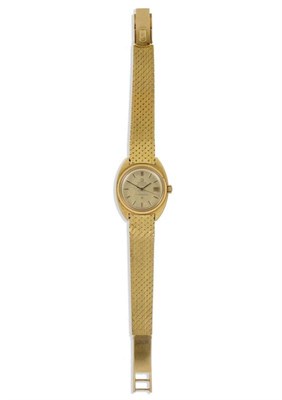 Lot 259 - A Lady's 18ct Gold Automatic Calendar Centre Seconds Wristwatch, signed Omega, Chronometer,...