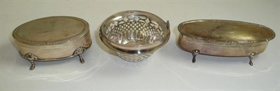 Lot 62 - Two silver oval trinket boxes and a silver bonbon dish