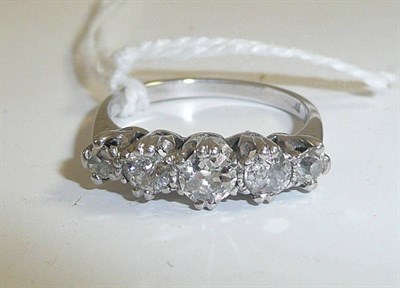 Lot 253 - A diamond five stone ring