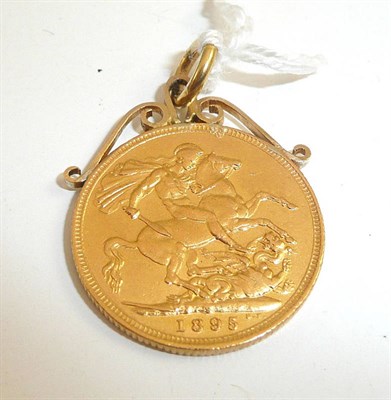 Lot 379 - An 1895 sovereign with pendant scroll