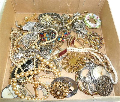 Lot 385 - Victorian brooch and assorted costume jewellery