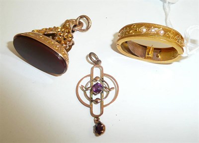 Lot 405 - A 15ct gold seed pearl scarf clip, a seal fob and a pendant