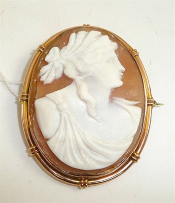 Lot 413 - A 9ct gold cameo brooch