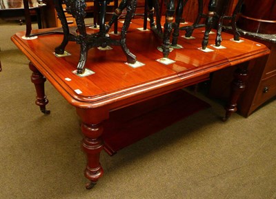 Lot 548 - A Victorian extending dining table with two additional leaves