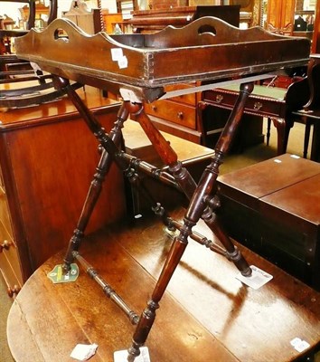 Lot 553 - Oak butler's tray and turned spindle stand