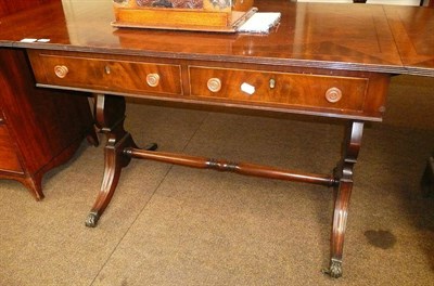 Lot 569 - A Reproduction mahogany sofa table