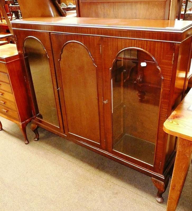 Lot 614 - 20th century mahogany display cabinet