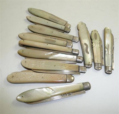 Lot 107 - Collection of silver and mother of pearl pen knives (12)