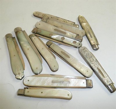 Lot 117 - Collection of silver and mother of pearl pen knives (12)