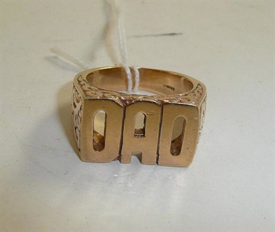 Lot 121 - A 9ct gold 'DAD' ring