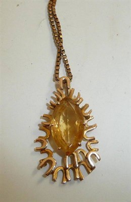 Lot 130 - A 9ct gold citrine pendant on a 9ct gold box link chain