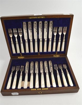 Lot 139 - A cased set of mother of pearl handled fruit cutlery