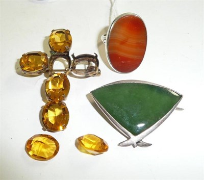 Lot 222 - An agate ring, a brooch and a cross brooch