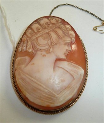 Lot 243 - A 9ct gold cameo brooch