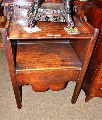 Lot 504 - Georgian mahogany commode