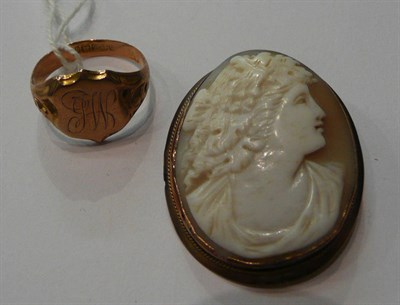 Lot 71 - A cameo brooch and a 9ct gold signet ring