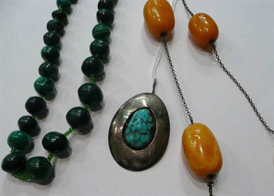 Lot 75 - Malachite beads, amber beads and a brooch