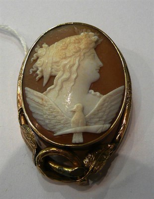 Lot 79 - A cameo brooch in a frame with applied leaf motifs