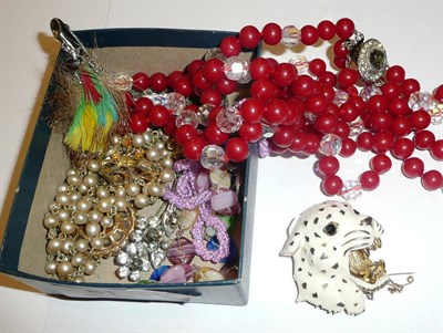 Lot 81 - An Art Deco paste brooch, paste jewellery, a marcasite brooch, beads and costume jewellery