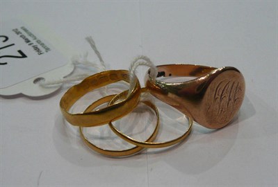 Lot 213 - A 9ct gold signet ring, a 22ct gold band ring and two band rings (4)