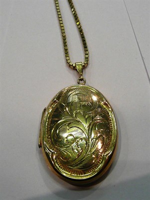 Lot 219 - A 9ct gold locket on chain