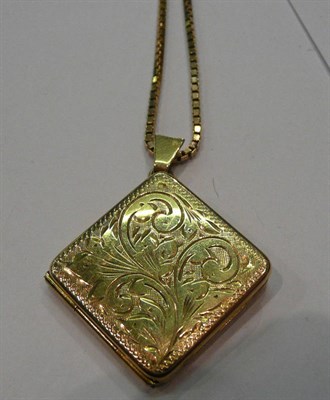 Lot 221 - A 9ct gold square locket on chain