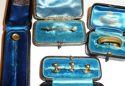 Lot 243 - A set of three collar studs, (a.f.), stamped '18CT', cased, a scarf pin (a.f.), stamped '15CT',...