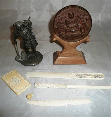 Lot 409 - Tray of bone items, and a cast figure of a Samurai figure