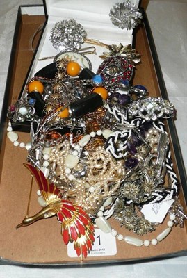 Lot 411 - A quantity of costume jewellery including paste brooches, beeds etc