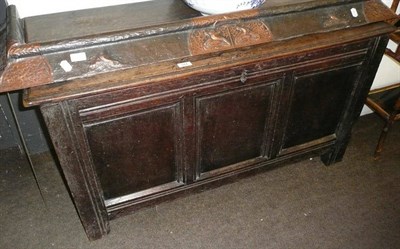 Lot 574 - 17th century oak coffer