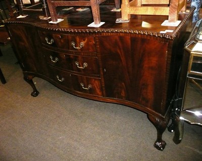 Lot 629 - An early 20th century mahogany serpentine front sideboard