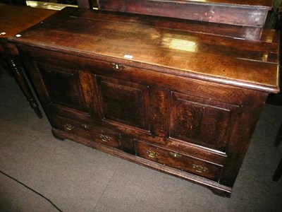 Lot 646 - A late 18th century oak mule chest