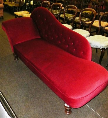 Lot 672 - A red velvet upholstered chaise longue