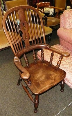 Lot 678 - An oak Windsor chair