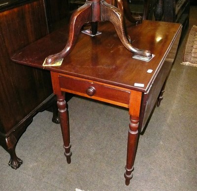 Lot 701 - A late Victorian mahogany Pembroke table