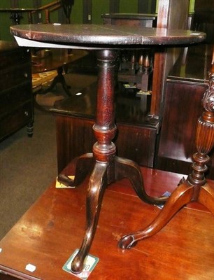 Lot 710 - An oak flip top table